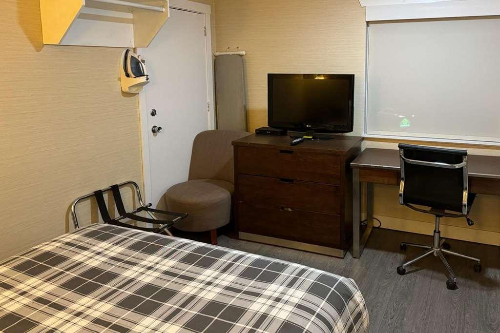 Rodeway Inn & Suites Kamloops Zimmer foto